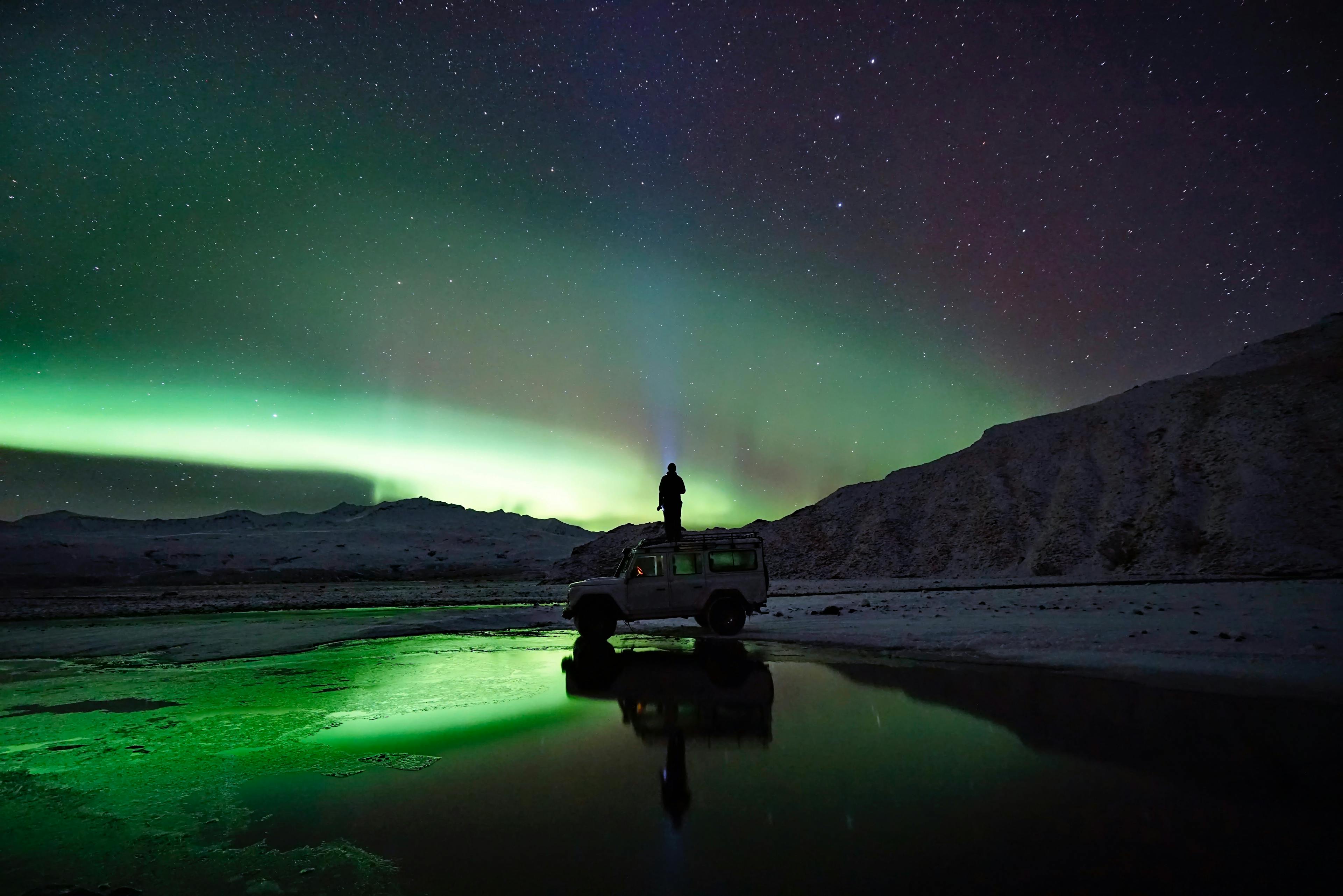 Image - Northern lights and a Land Rover