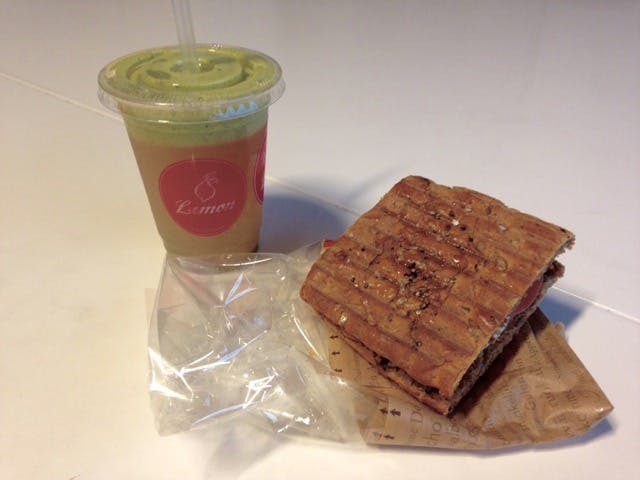 A sandwich and a green juice. 