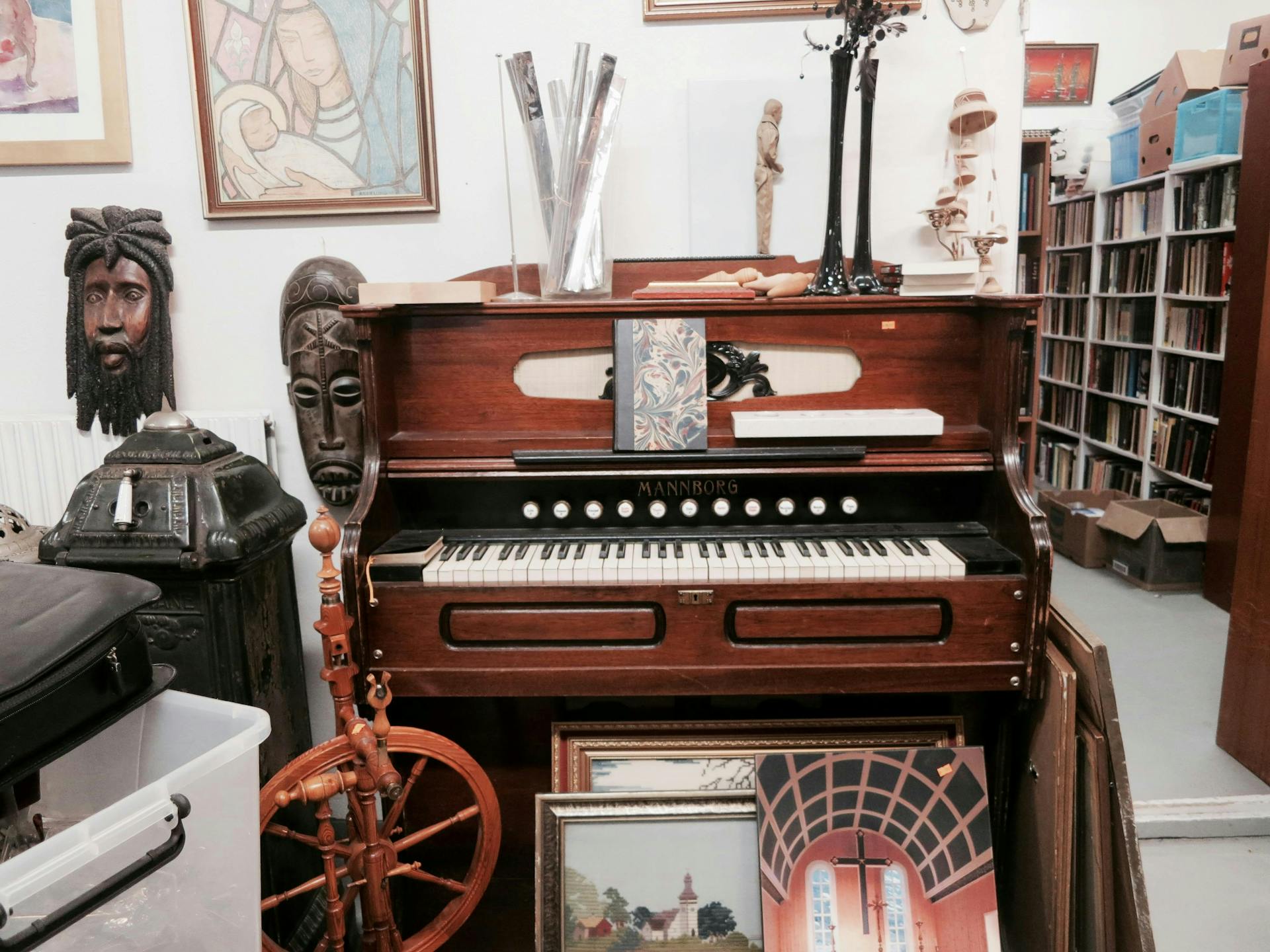 An organ, an african mask and some paintings. 