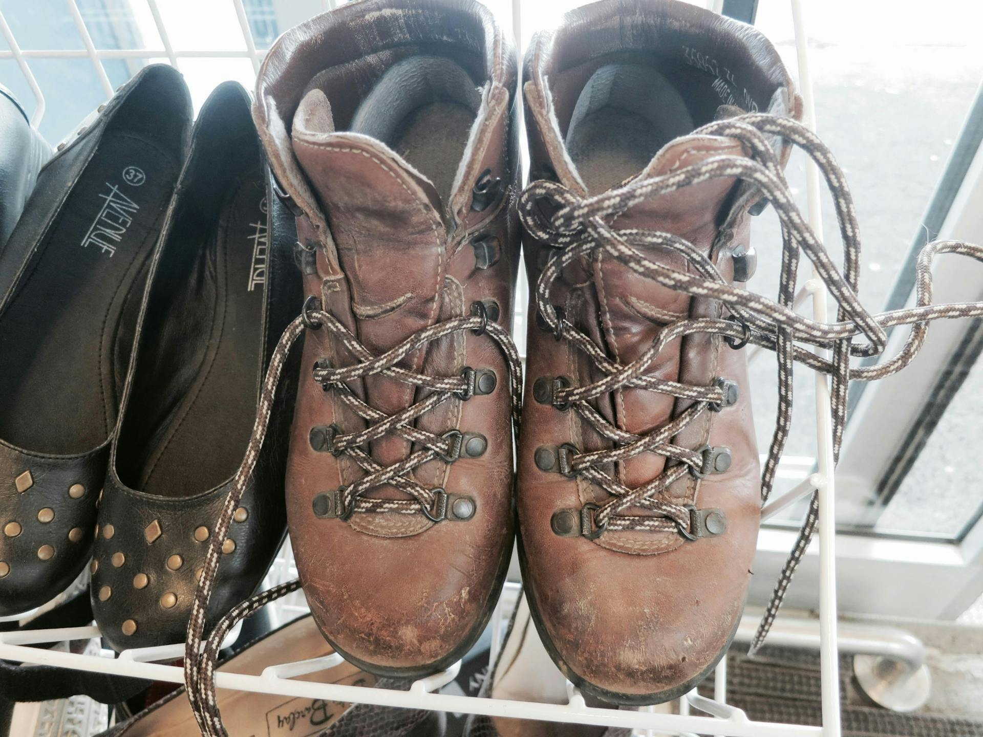 Brown second-hand hiking boots. 