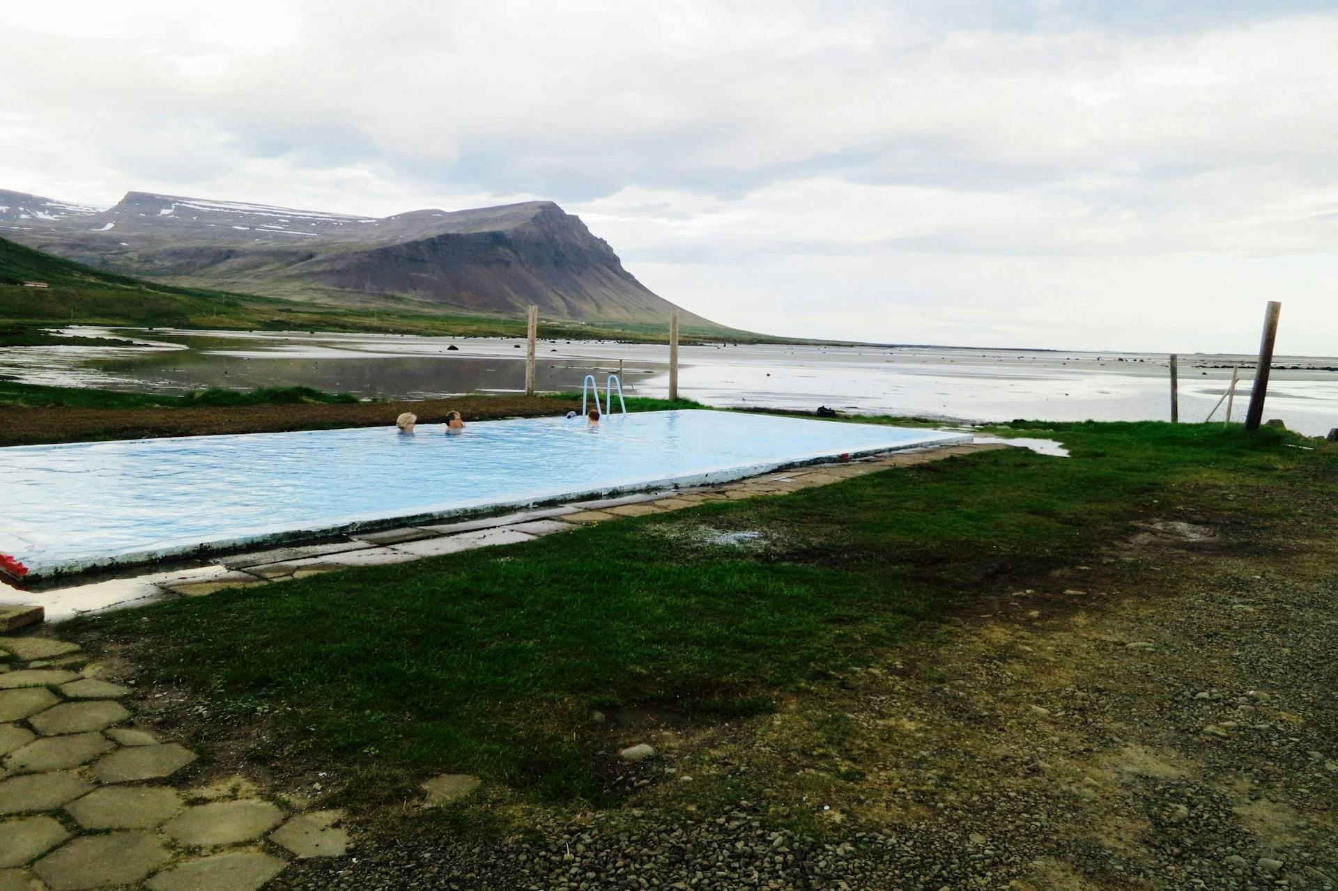 Krosslaug swimming pool by the sea. 