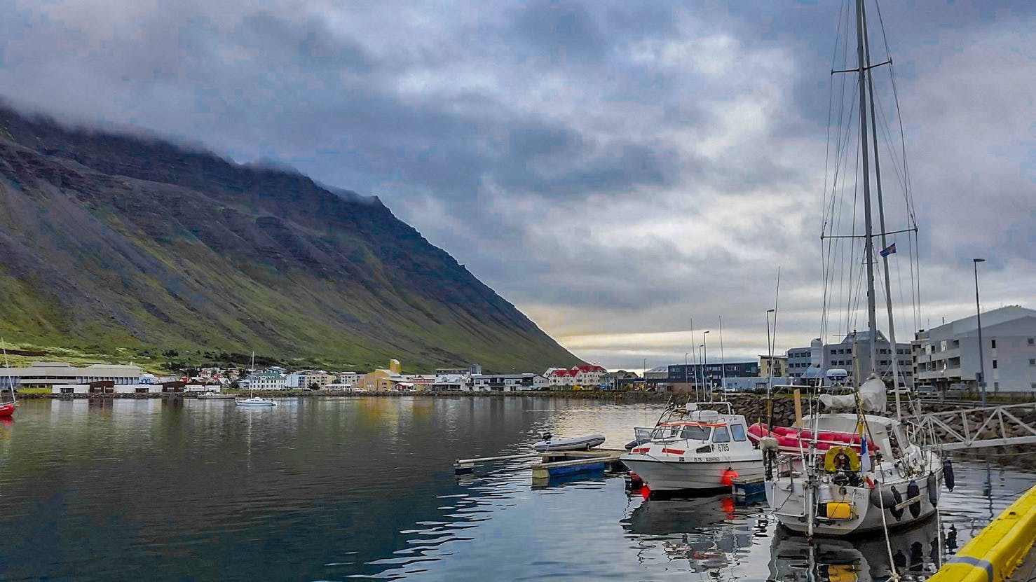 Ships in the harbour of Ísafjörður on a calm day. 