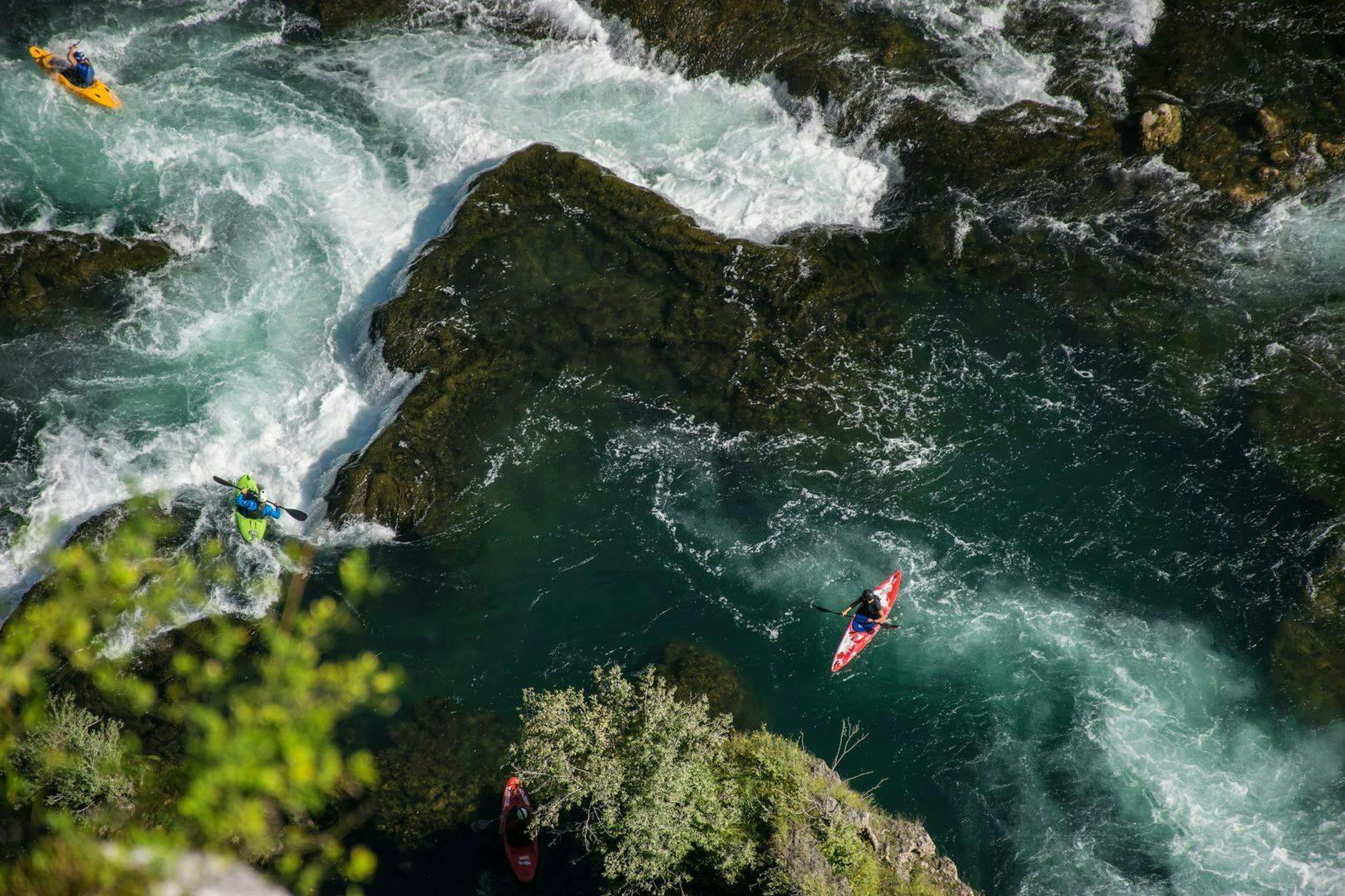 An aerial view of two kayakers on the Una river. 