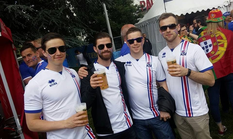 4 Icelandic men wearing the jersey of the Iceland football team.