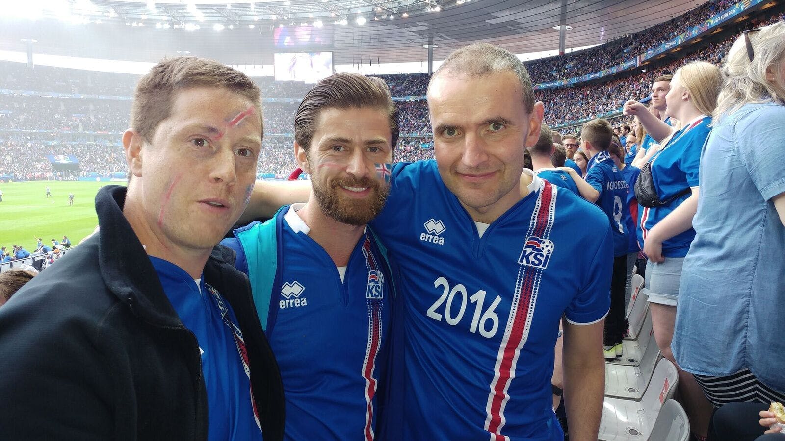 Two fans of the Icelandic national football team and the president of Iceland, Guðni Th. Jóhannsson.