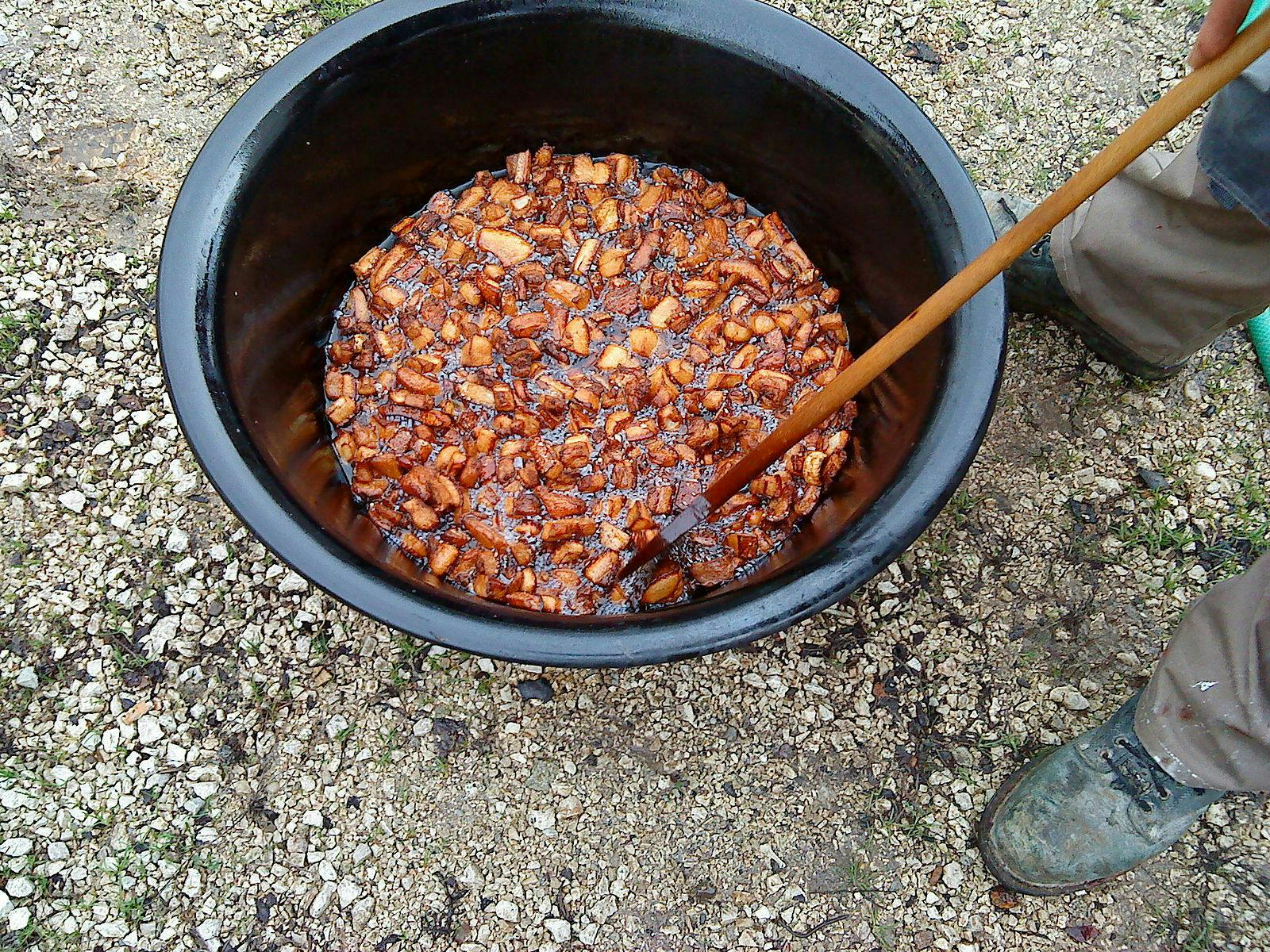 A large pot filled with cvarci. 