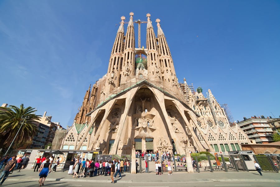 Barcelona And Montserrat Tour With Personal Pickup And Skip-The-Line Park Güell Entry_193139